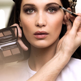 Вуаль на глазах: как повторить бьюти-образ с показа Chanel