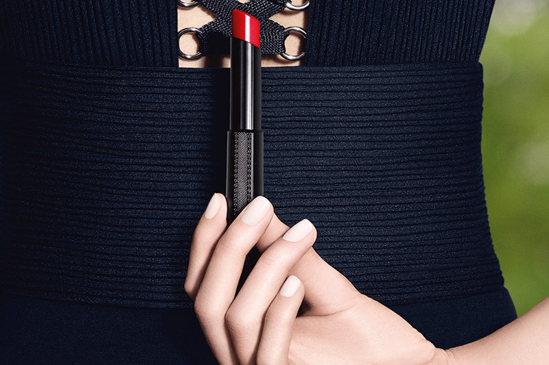 Помада Rouge Interdit Vinyl от Givenchy с маслом черной розы и ароматом личи ванили и яблока | Allure