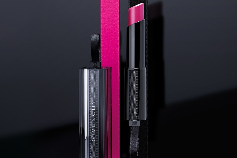 Помада Rouge Interdit Vinyl от Givenchy с маслом черной розы и ароматом личи ванили и яблока | Allure