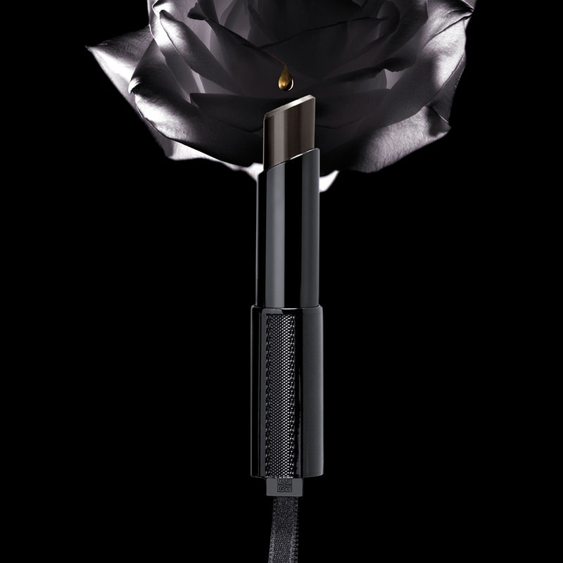 Помада Rouge Interdit Vinyl от Givenchy с маслом черной розы и ароматом личи ванили и яблока | Allure