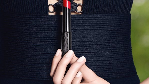 Помада Rouge Interdit Vinyl от Givenchy с маслом черной розы и ароматом личи ванили и яблока | Allure