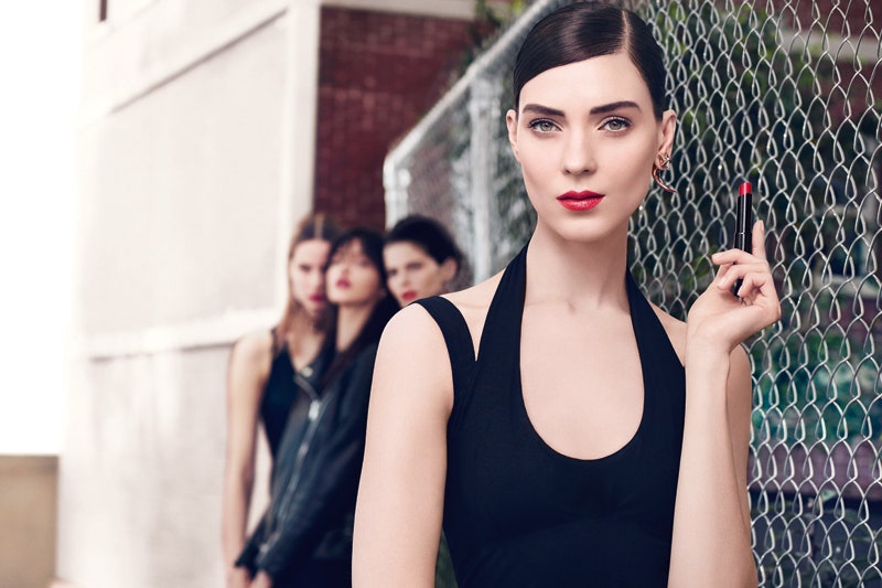 Помада Rouge Interdit Vinyl от Givenchy с маслом черной розы и ароматом личи ванили и яблока | Allure