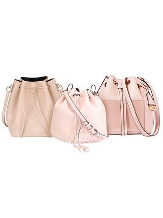 1. No. 21 сумка из кожи  37 170 руб. 2. Tods сумка из кожи  94 155 руб. 3. MICHAEL Michael Kors сумка из кожи  25 760 руб.