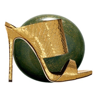 Giuseppe Zanotti Design металлизированная кожа 60 000 руб. лак для ногтей Garden Terrace 350 руб. Mary Kay.