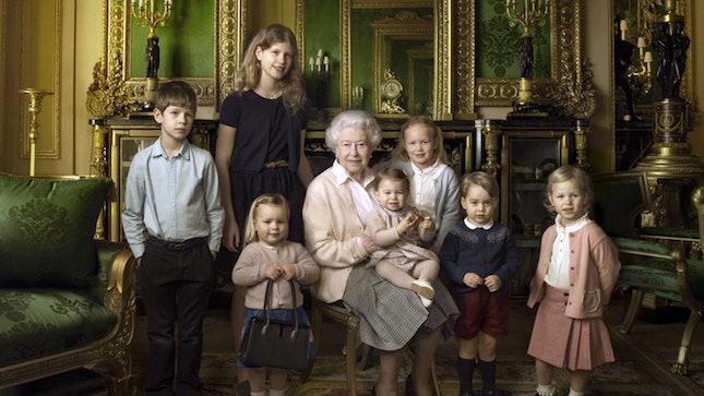 Королеве 90 фотосессия Елизаветы II с внуками и правнуками