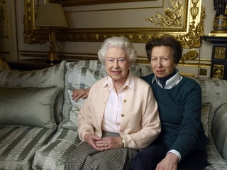 Королева Елизавета II и принцесса Анна
