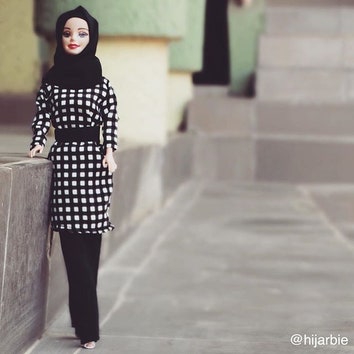 Хиджарби: девушка из Нигерии одела Барби в хиджаб