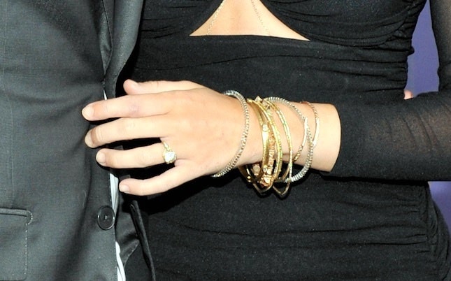 Не забытое старое Майли Сайрус снова носит обручальное кольцо