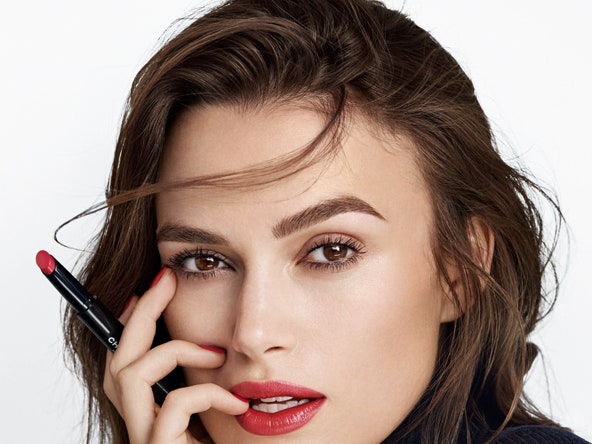 Новинки от Chanel: помада-блеск Rouge Coco Stylo и лак для ногтей Le Vernis