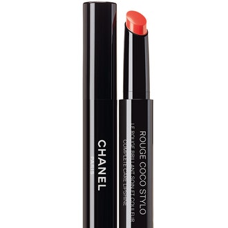 Новинки от Chanel: помада-блеск Rouge Coco Stylo и лак для ногтей Le Vernis