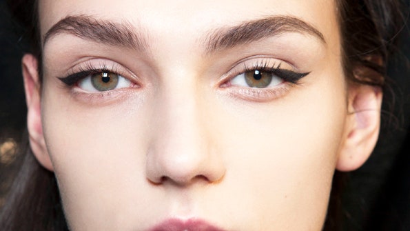 Как сделать «кошачьи стрелки» макияж с эффектом миндалевидной формы глаз | Allure