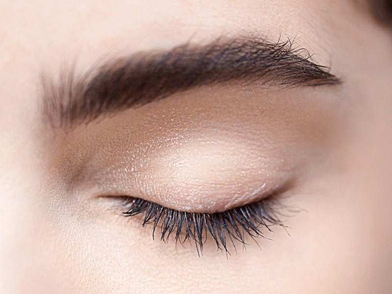 Бьютиприемы для макияжа бровей глаз маникюра и ухода за кистями | Allure