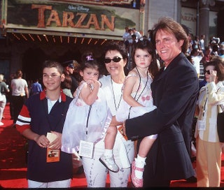 Брюс с женой Крис Дженнер пасынком Робом дочерьми Кендал и Кайли.