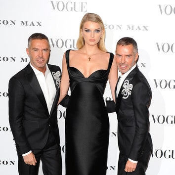 Vogue 100: Карли Клосс и Дакота Джонсон на открытии выставки A Century of Style в Лондоне