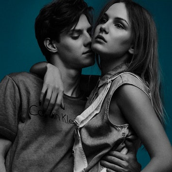 «Мы не помним нашу первую встречу»: Павел Табаков и Мария Фомина в эксклюзивной съемке Calvin Klein Jeans