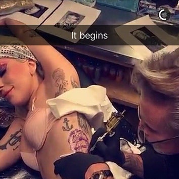 Звездный путь: Леди Гага сделала татуировку с портретом Дэвида Боуи