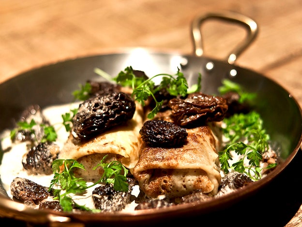 Как по маслу: блины со сморчками по рецепту шеф-повара ресторана Mushrooms Ильи Захарова