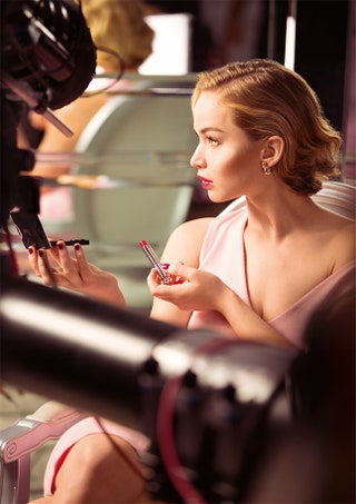 Для ролика Dior Addict актрисе подобрали помаду оттенка фуксии Be Dior.