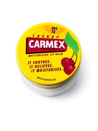Carmex вишневый бальзам для губ в баночке.
