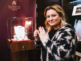 Маша Федорова примеряет кольцо от Московского ювелирного завода