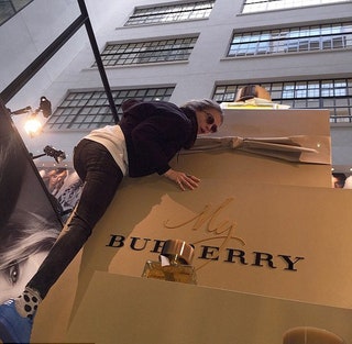 Кара Делевинь у инсталляции Burberry