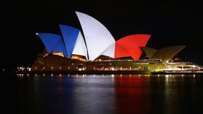 PrayForParis в память о жертвах в Париже здания во всем мире подсветили цветами французского флага