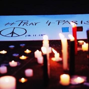#PrayForParis: в память о жертвах в Париже здания во всем мире подсветили цветами французского флага