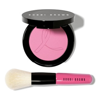 Румяна оттенка Pink Peony с изображением розовой ленточки и миникисть Face Blender Bobbi Brown 3600 руб.