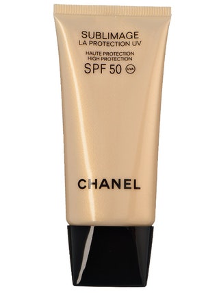 Защитный антивозрастной крем Chanel Sublimage La Protection UV SPF 50 5982 руб. Перламутровые частички в составе...