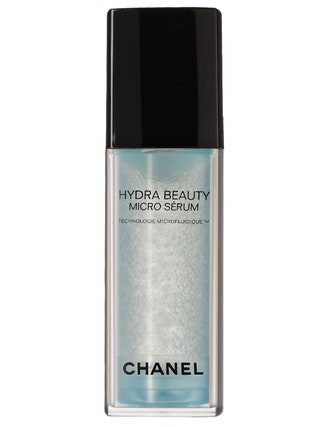 Увлажняющая  сыворотка Chanel Hydra Beauty Micro Srum 5847 руб. Средство впитается за пару минут а наслаждаться эффектом...