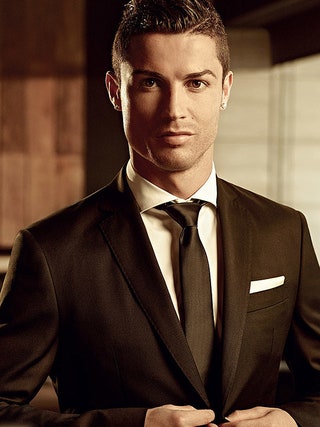 Криштиану Роналду в рекламной кампании аромата Legacy Cristiano Ronaldo. На рекламном фото Криштиану одет в пиджак и...