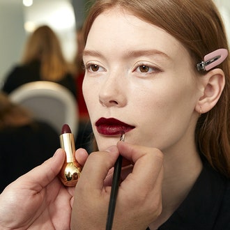 Рок-н-ролльный шик: как повторить бьюти-образ с показа Dior Pre-Fall 2016
