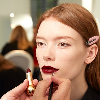 Рок-н-ролльный шик: как повторить бьюти-образ с показа Dior Pre-Fall 2016