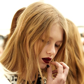 Рок-н-ролльный шик: как повторить бьюти-образ с показа Dior Pre-Fall 2016