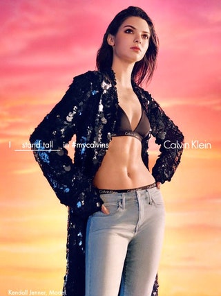 Кендалл Дженнер в весеннелетней кампании Calvin Klein.