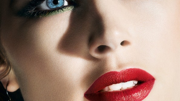 Новогодний макияж как повторить образы Даутцен Крез из рекламной кампании L'Oreal Paris | Allure