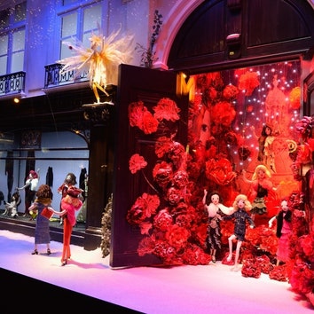 Просто сказка: Кейт Уинслет на открытии рождественских витрин Printemps в Париже