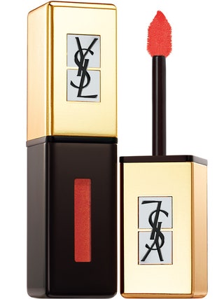 Лак для губ Rouge Pur Couture Vernis à Lèvres от Yves Saint Laurent оттенок Rouge Splash. Карминовый оттенок ложится на...