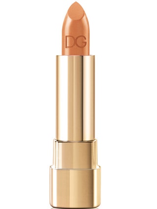 Помада Shine Lipstick от DolceGabbana оттенок Shine On 75. Персиковозолотистую помаду можно смело дополнять и бежевыми...