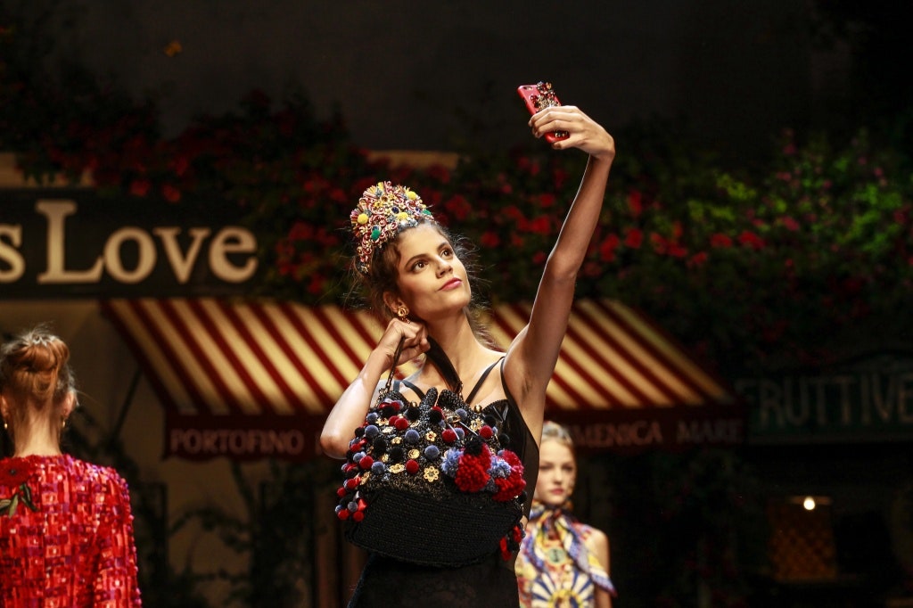 Bellissima показ DolceGabbana на Неделе моды в Милане