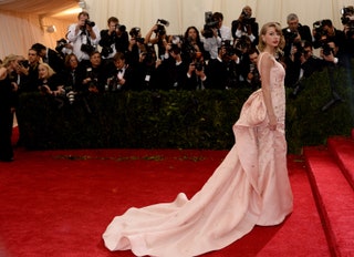 Тейлор Свифт в Oscar de la Renta Met Gala 2014