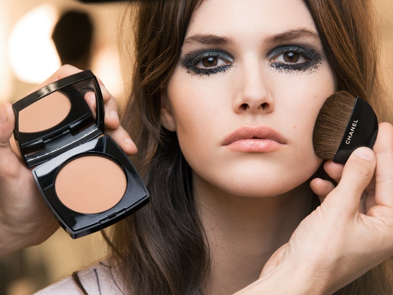 Графичный насыщенный макияж как повторить образ с показа Mtiers dArt Chanel | Allure