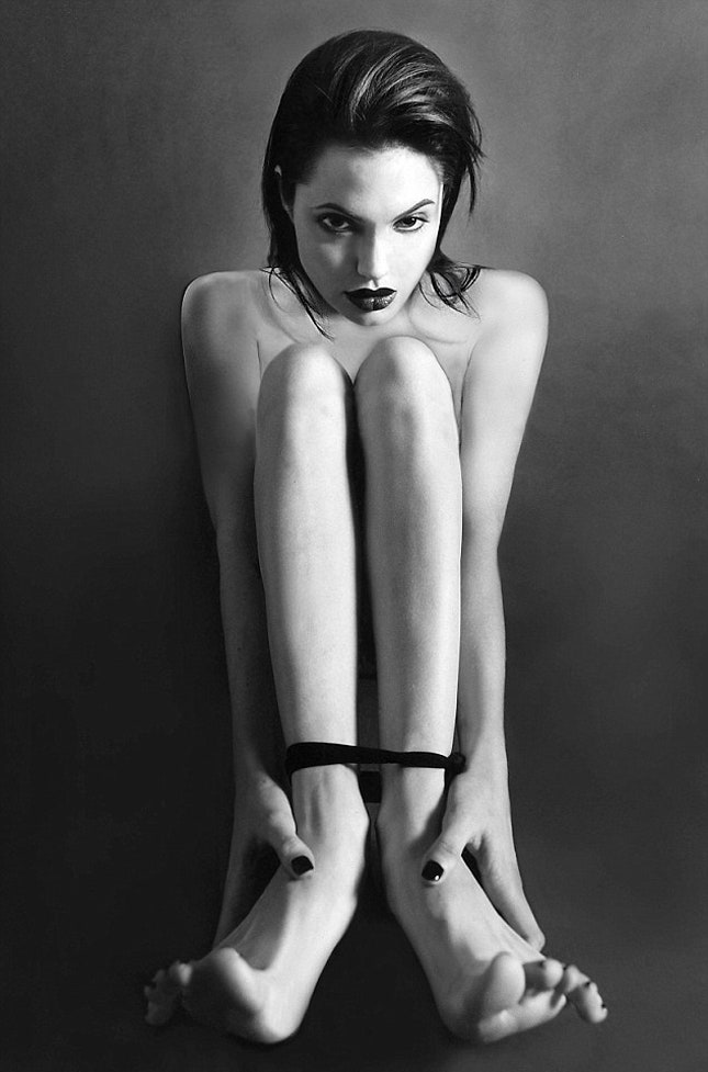 Редкие фотографии обнаженной Анджелины Джоли выставлены на продажу в галерее Лондона