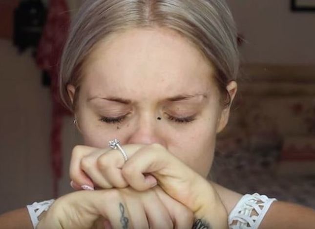 «Мои руки не бесполезны» бьютиблогер с параличом рук сняла видео в ответ на грубые комментарии