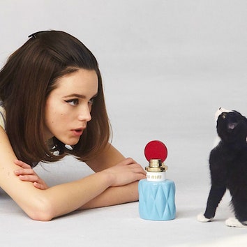 Девушка и котик: Стэйси Мартин в тизере первого аромата Miu Miu