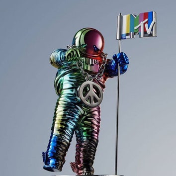 MTV Video Music Awards 2015: Джереми Скотт обновил дизайн награды Moonman