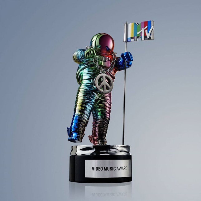 MTV Video Music Awards 2015 Джереми Скотт обновил дизайн награды Moonman