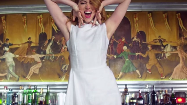 Anna Эмма Стоун танцует на палубе корабля в клипе Уилла Батлера