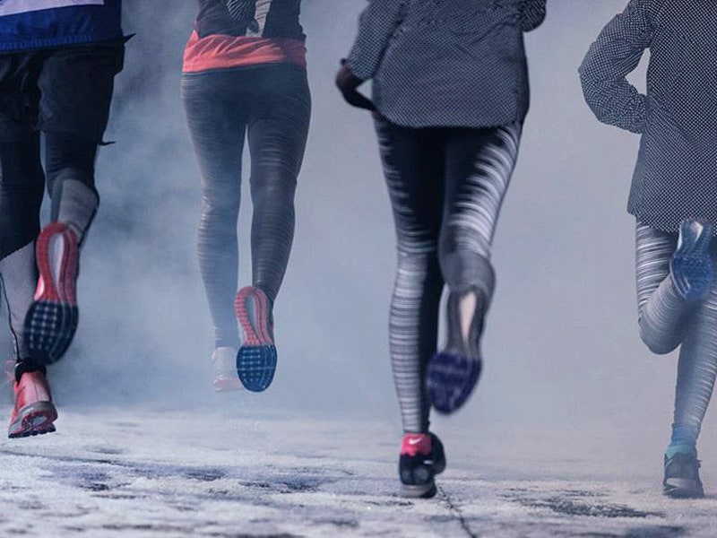 Как бегать зимой особенности тренировки на улице в холодное время года | Allure
