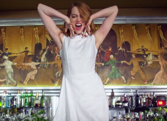 Anna Эмма Стоун танцует на палубе корабля в клипе Уилла Батлера